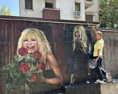 Тишината, която рисува – историята на глухонямо момиче, създало портрет на Лили Иванова, трогна България