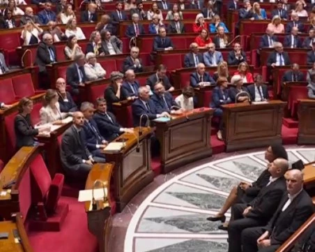 Трусове в политическата обстановка във Франция, готвят протести след падането на правителството