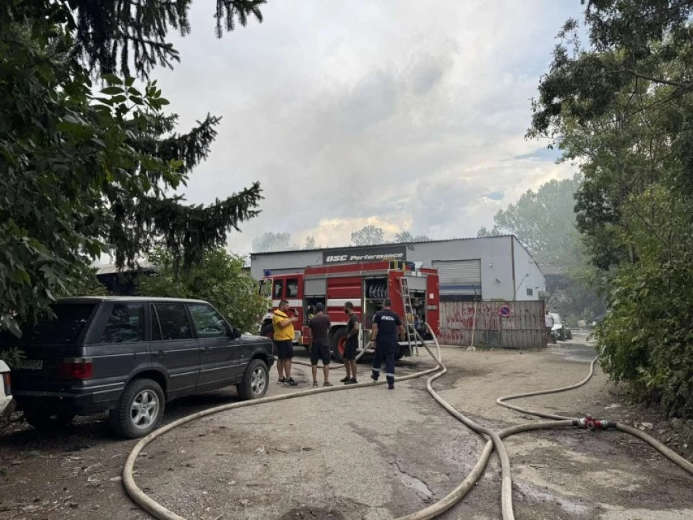 Австосервиз се запали в София, човек е обгазен