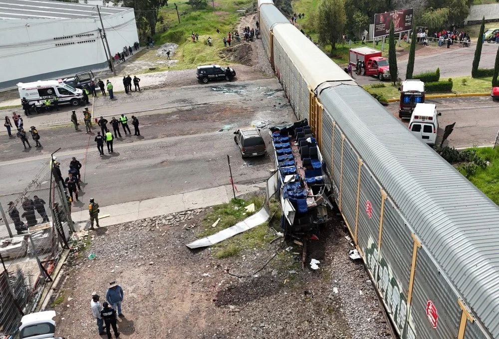 Автобус и влак се удариха в Мексико, най-малко 10 са загинали