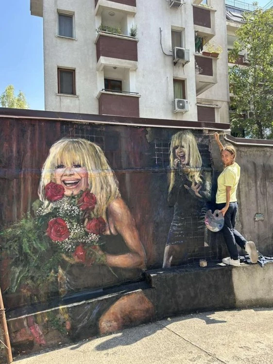 Тишината, която рисува – историята на глухонямо момиче, създало портрет на Лили Иванова, трогна България