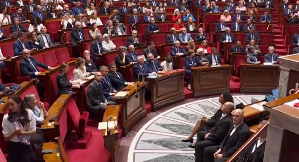 Трусове в политическата обстановка във Франция, готвят протести след падането на правителството