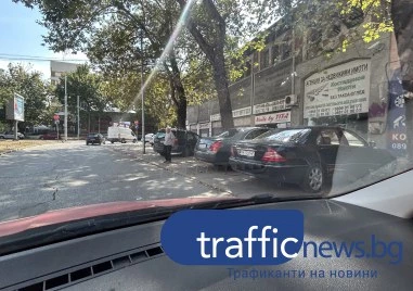 Автомобили системно окупират тротоар на оживено кръстовище, пешеходците - изложени на риск