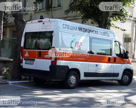 Кола се преобърна в Хисаря и рани случаен мъж, докато се качва в колата си