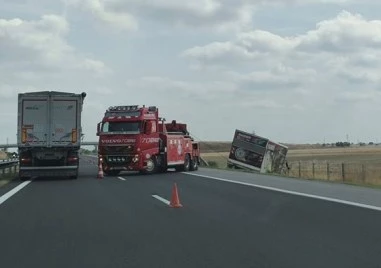 Катастрофа с камион затрудни движението по АМ Тракия