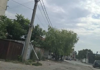 Опасен стълб със стърчащи жици заплашва жителите в Столипиново