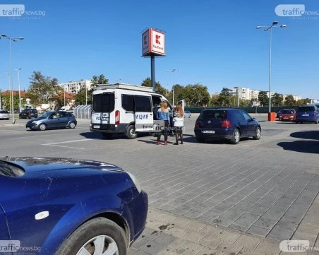 Гол до кръста хулиган нападна служители и клиенти на голям магазин в Пловдив