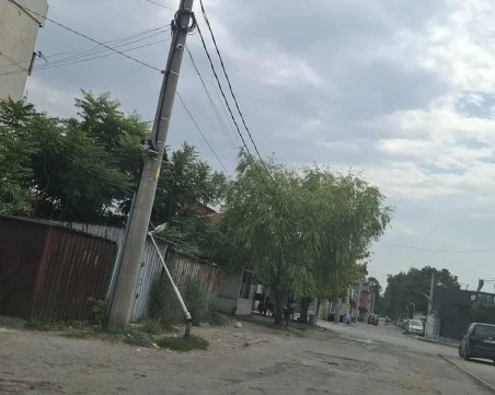 Опасен стълб със стърчащи жици заплашва жителите в Столипиново