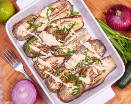 Вкусна рецепта за печени патладжани с таханов сос