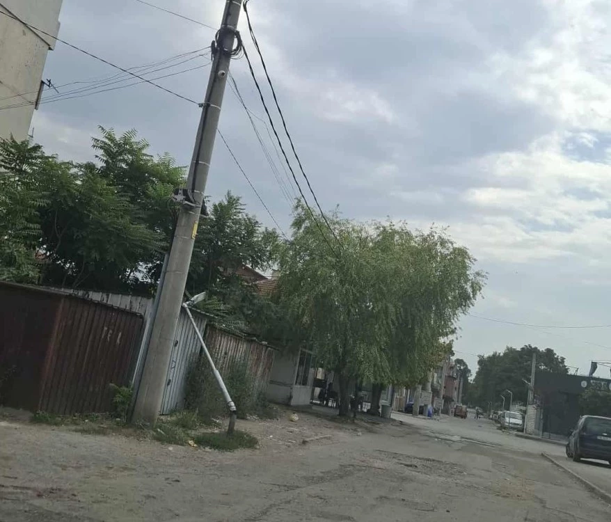 Опасен стълб със стърчащи жици заплашва жителите в Столипиново