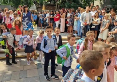 Честит първи учебен ден! Над 3300 първолаци прекрачват училищния праг за пръв път днес