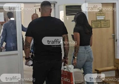 Дебора помаха с усмивка на Георги преди да тръгне от съда, вървяха рамо до рамо ВИДЕО