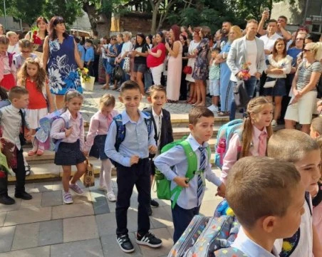Честит първи учебен ден! Над 3300 първолаци прекрачват училищния праг за пръв път днес