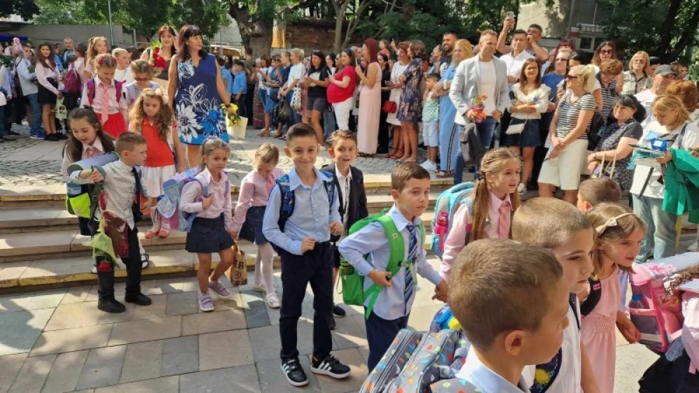 Честит първи учебен ден! Над 3300 първолаци прекрачват училищния праг за пръв път днес