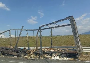 Камион се запали на АМ „Струма и блокира движението