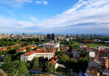 Предимно слънчево и топло време днес под тепетата