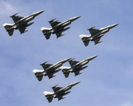 Полша вдигна бойни самолети за превантивна операция
