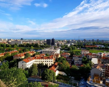 Предимно слънчево и топло време днес под тепетата
