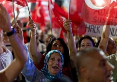 Десетки хиляди хора протестираха в столицата Анкара в неделя срещу