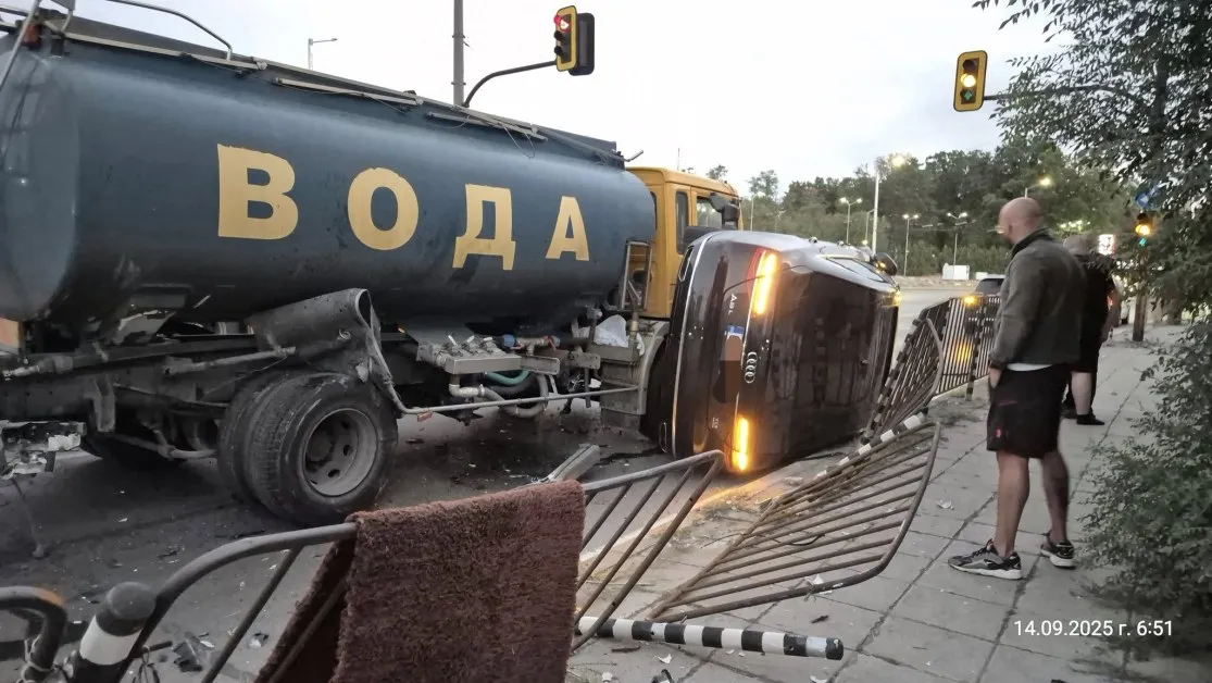 Нова катастрофа между автомобил и цистерна, миеща улиците в София