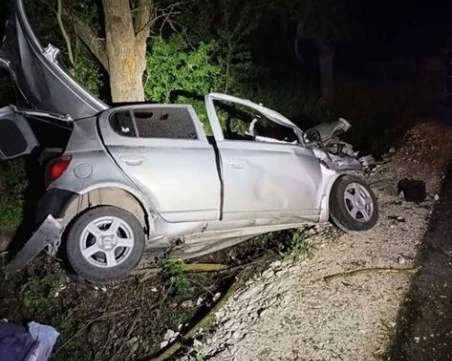 Млад шофьор се вряза в дърво, загина на път за болницата