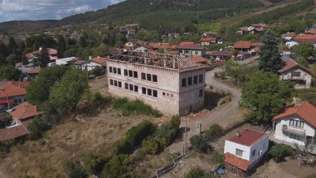 Над 1400 училища в България са закрити