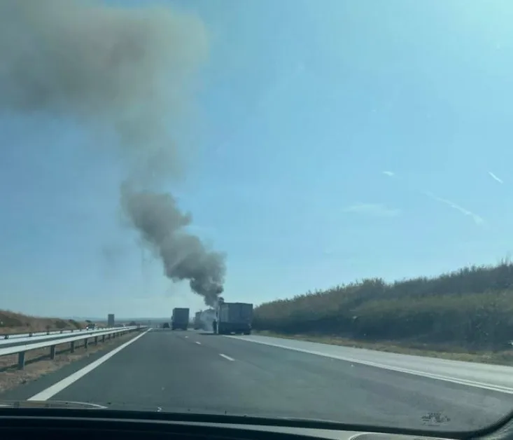Движението по автомагистрала Тракия в посока Бургас е временно затруднено