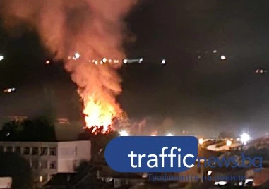 Голям пожар пламна в Шекера, три пожарни гасят огъня