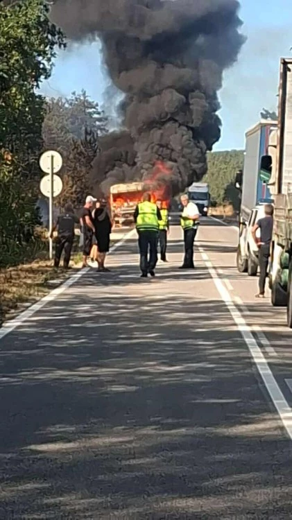 Камион се запали, затвориха движението край Хасково СНИМКИ