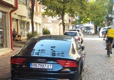 Четири дни: Audi стои в нарушение на пловдивска улица, никой не го глобява