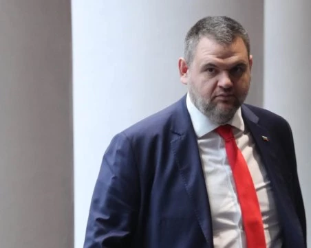Пеевски се закани, че правителството ще изпълни мандата си