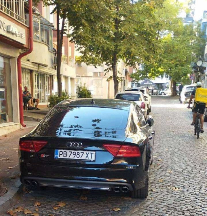 Четири дни: Audi стои в нарушение на пловдивска улица, никой не го глобява