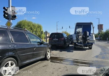 Лодка на сухо предизвика катастрофа на пловдивско кръстовище