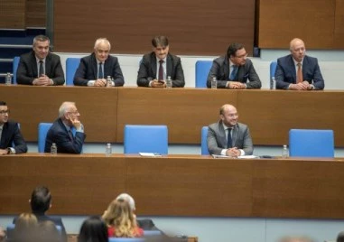 Петият вот на недоверие срещу кабинета „Желязков е неуспешен