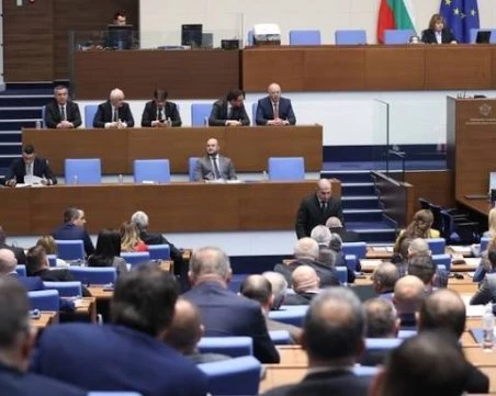 Депутатите гласуват петия вот на недоверие към кабинета 