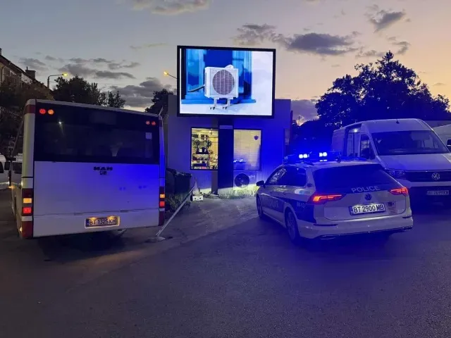 Инцидент с бебе във Велико Търново, пътен знак падна върху количката