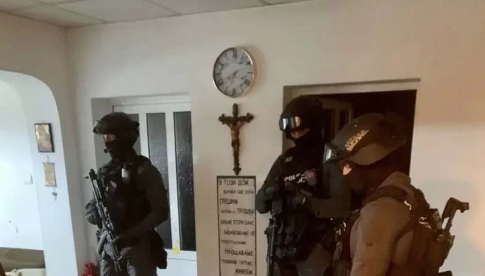 Акция на ГДБОП в Плевен: Иззети са злато, дрога и боеприпаси, задържани са петима