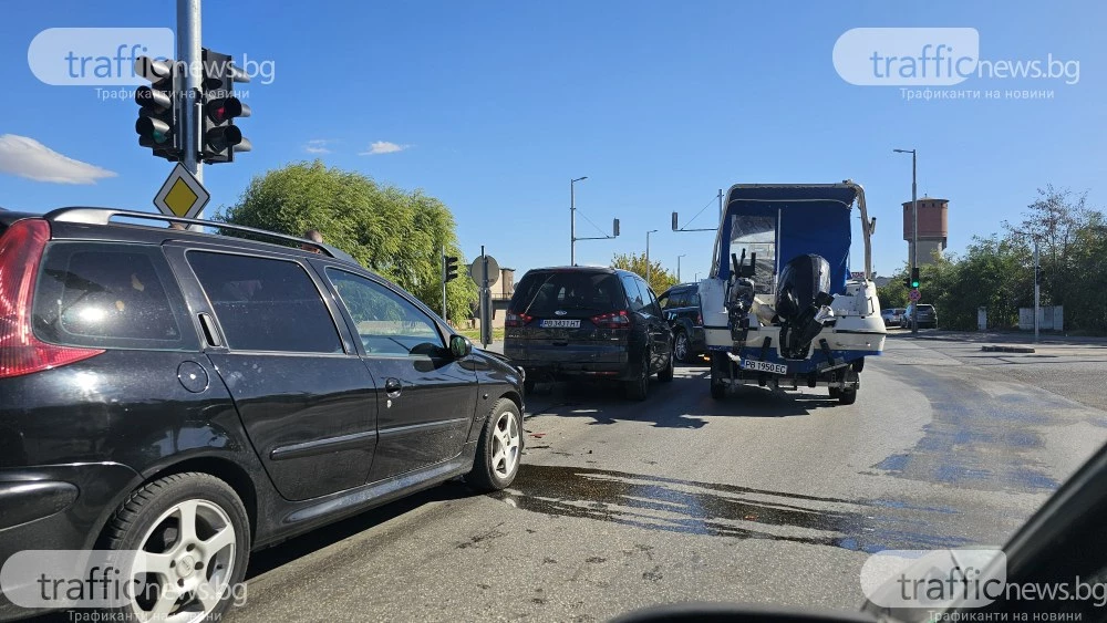Лодка на сухо предизвика катастрофа на пловдивско кръстовище
