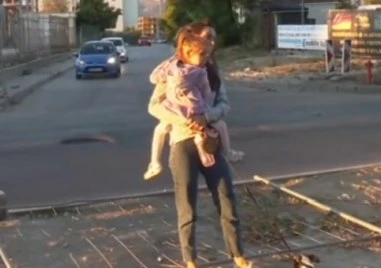 Пловдивчани с деца ежедневно пресичат опасно по бул. Александър Стамболийски заради липса на пешеходна пътека