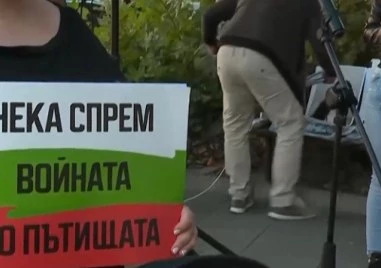 Протестиращи се събраха пред Съдебната палата в Плевен преди делото за смъртта на Сияна