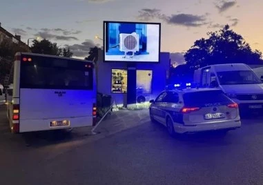 В болница остава бебето, върху което автобус на градския транспорт във Велико Търново събори знак