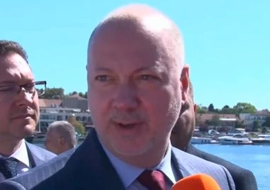 Желязков: Министрите общуват с всички парламентарни групи и не виждам никакъв проблем в това