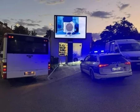 В болница остава бебето, върху което автобус на градския транспорт във Велико Търново събори знак