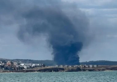 Пожар горя в Южната промишлена зона в Бургас, запалили се пластмасови контейнери и отпадъци