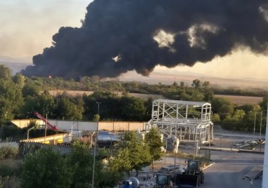 Голям пожар избухна в бившата рафинерия Плама - Плевен