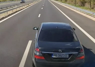Шофьор на Мерцедес изпреварва от аварийна лента и набива спирачки на тир по АМ Тракия ВИДЕО