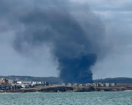 Пожар горя в Южната промишлена зона в Бургас, запалили се пластмасови контейнери и отпадъци