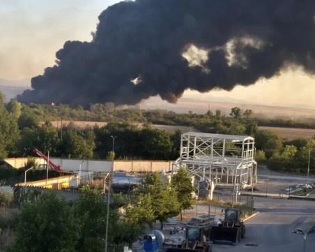 Голям пожар избухна в бившата рафинерия 