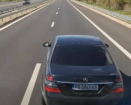 Шофьор на Мерцедес изпреварва от аварийна лента и набива спирачки на тир по АМ 