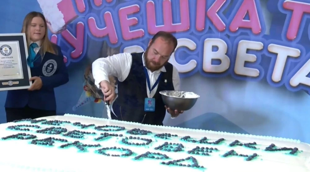 България постави нов световен рекорд на Гинес за най-голяма кучешка торта в света